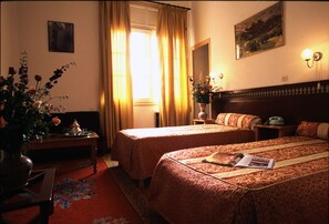 Una scrivania, tende oscuranti, culle/letti per bambini (gratuiti)