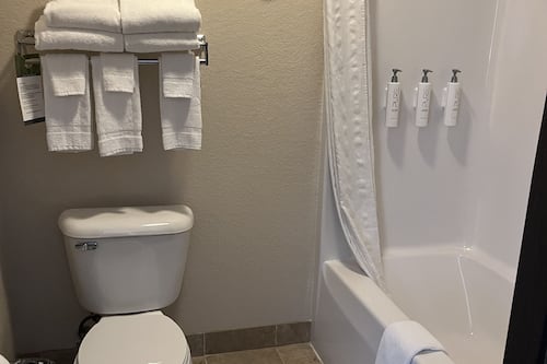 Ensemble douche/baignoire, articles de toilette gratuits, sĂšche-cheveux