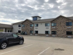 Exterior - Cobblestone Inn & Suites - Denison - Oak Ridge (Denison)
