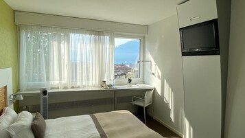 Minibar, caja de seguridad en la habitación y escritorio 