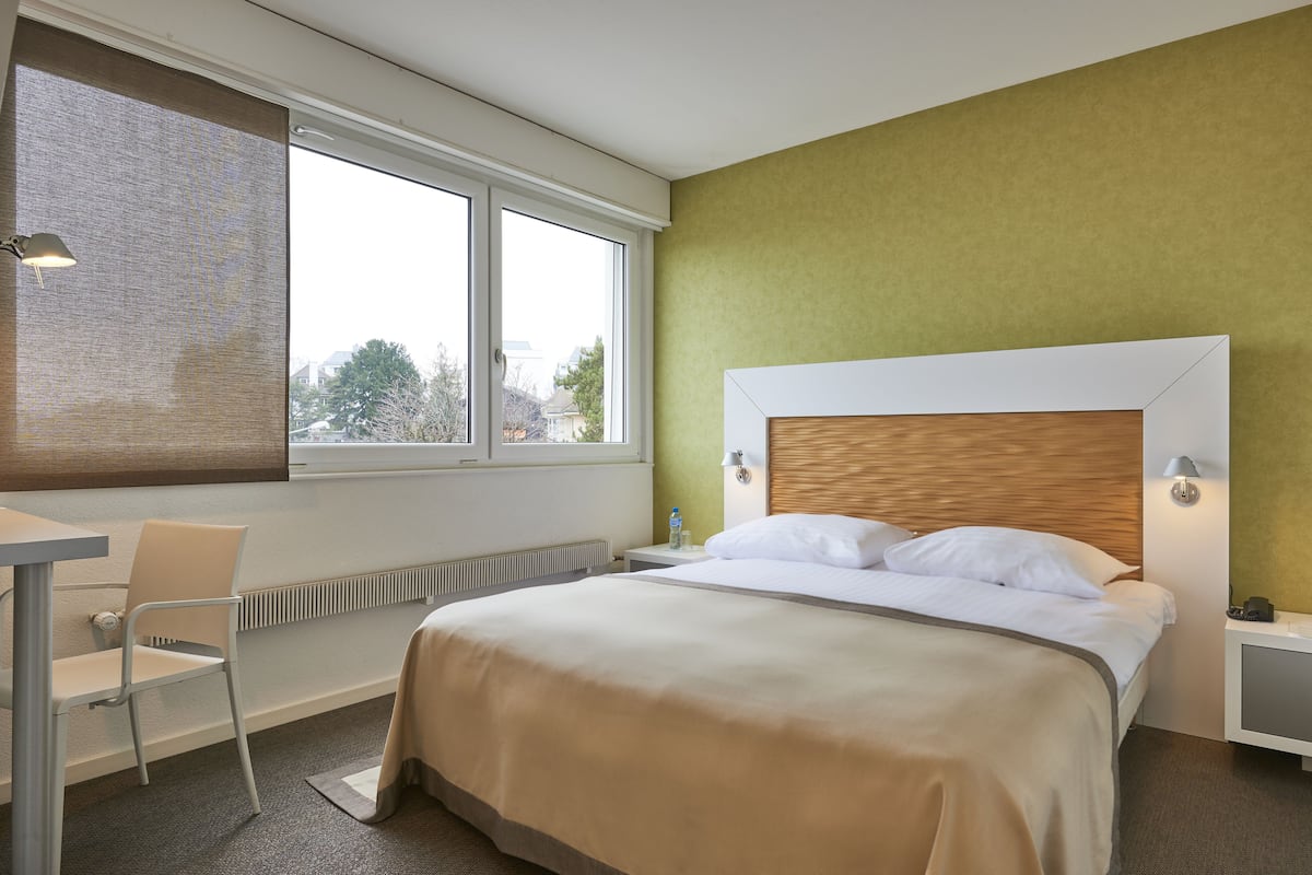 Comfort kamer, 1 twee- of 2 eenpersoonsbedden | Een minibar, een kluis op de kamer, een bureau, geluiddichte muren