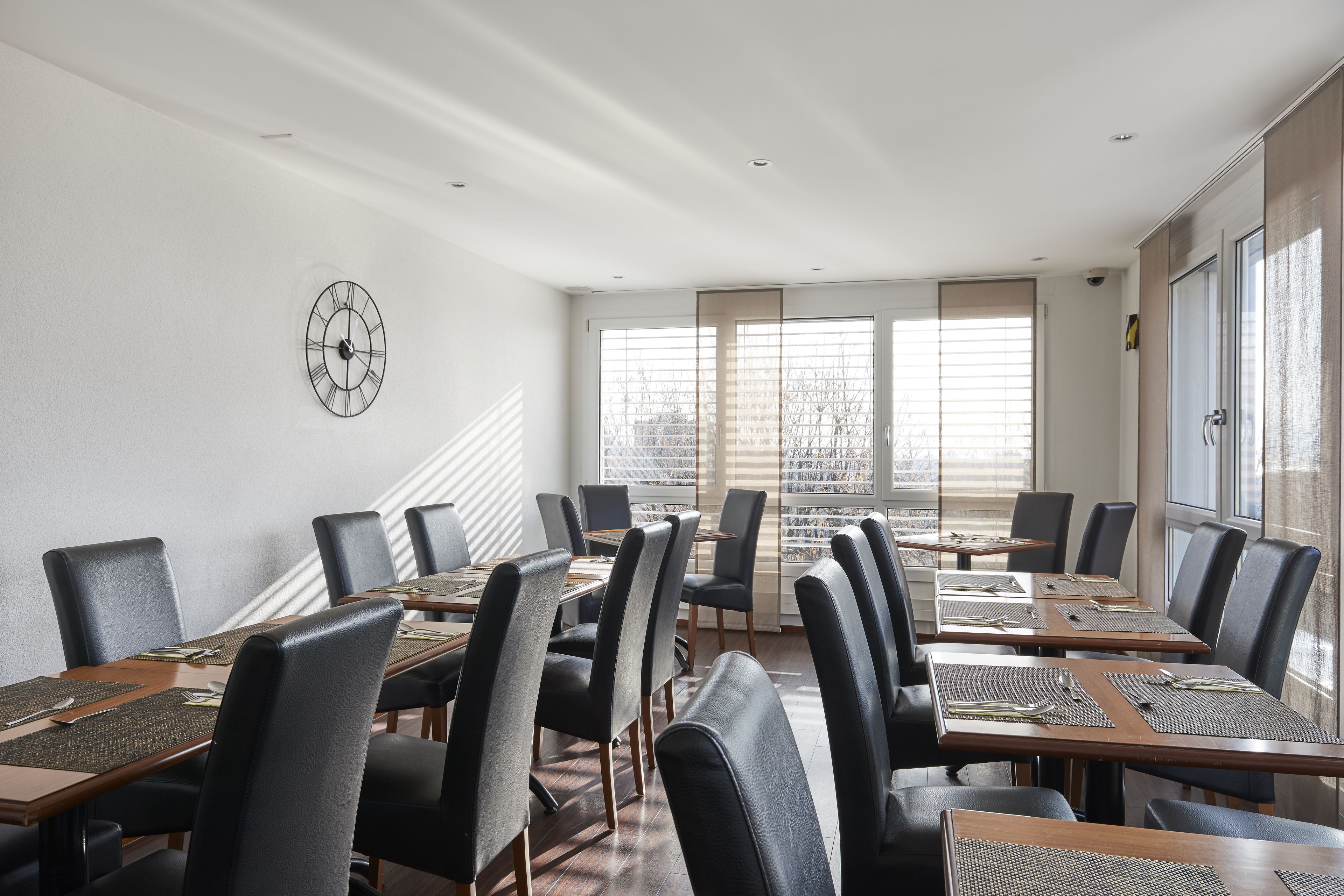 每日供應自助早餐 (每人 CHF15)