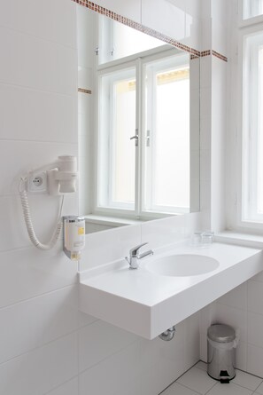 Chambre Triple Standard (Double with Extra bed) | Salle de bain