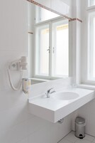Tripla Standard (Double with Extra bed) | Bagno | Vasca da bagno a immersione totale, set di cortesia gratuito
