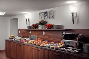 Free daily buffet breakfast  - Hotel Ambiance (Prague)