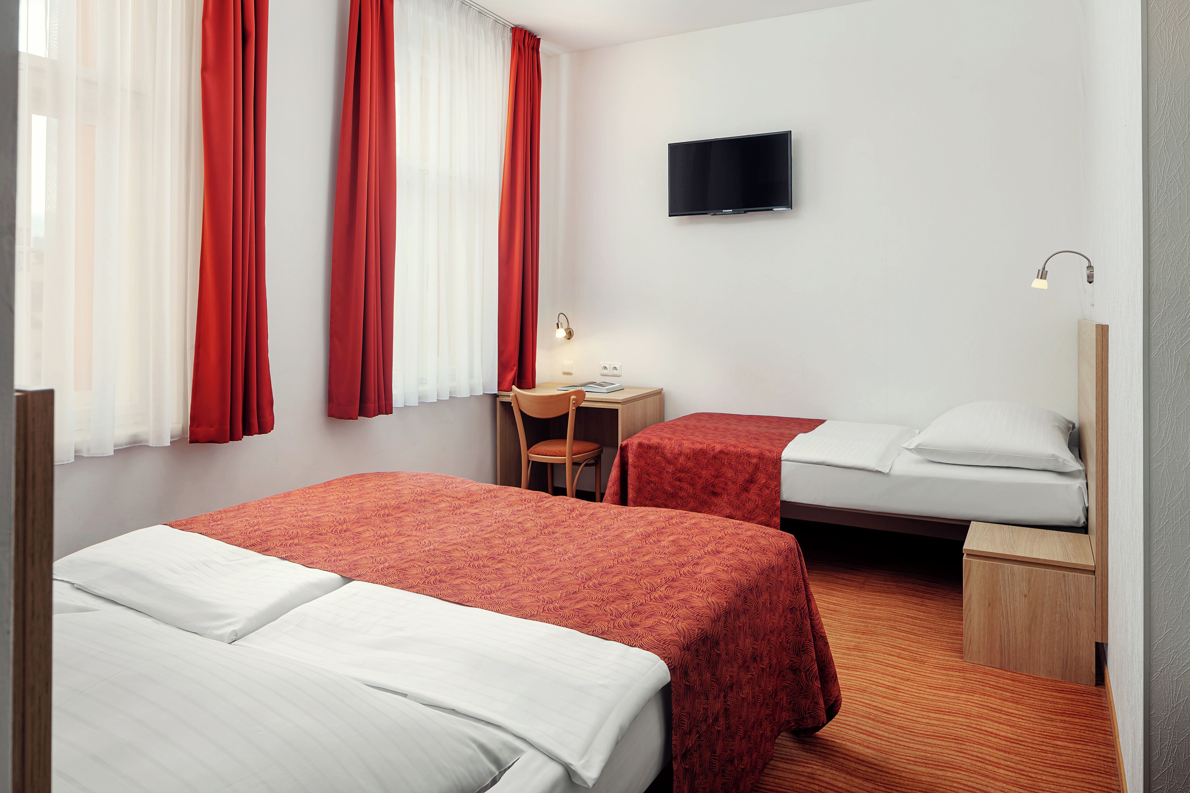 标准三人房 (Double with Extra bed) | 客房内保险箱、办公桌、遮光窗帘、隔音