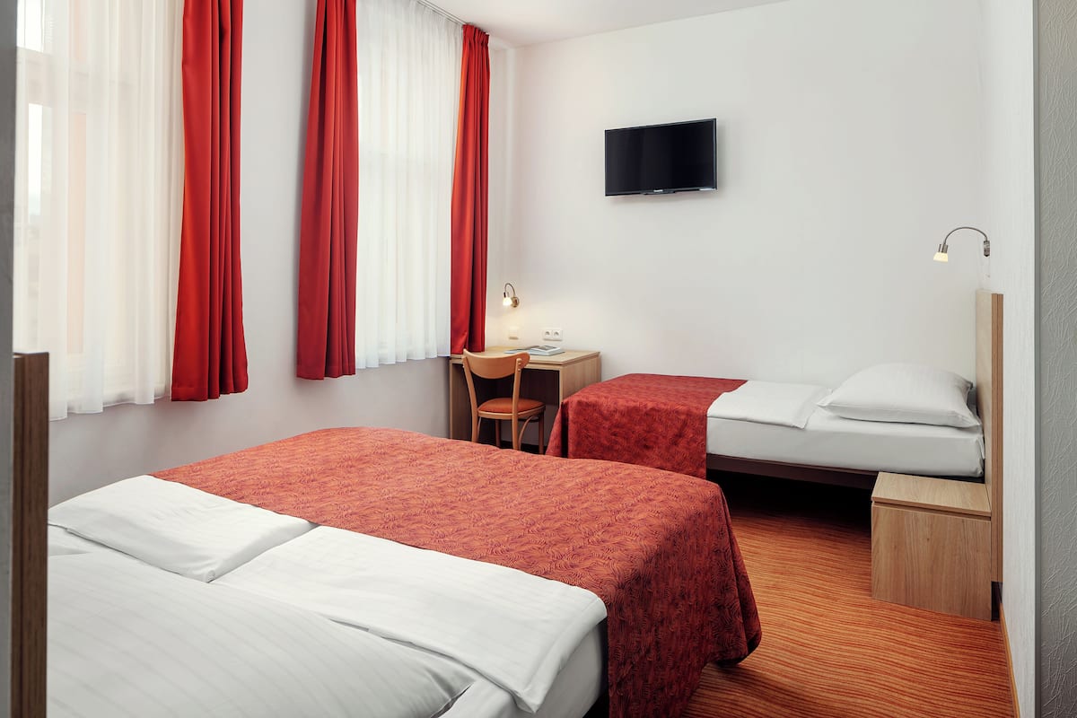 Chambre Triple Standard (Double with Extra bed)