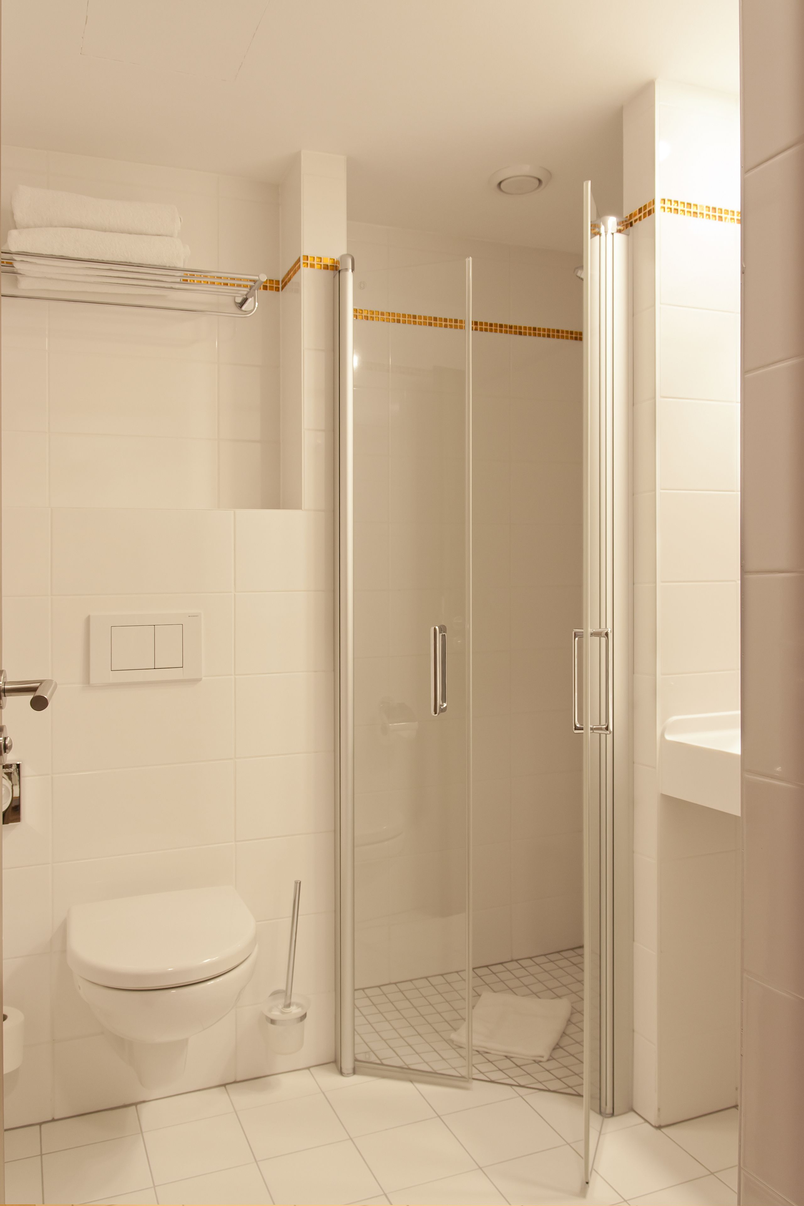 deep-soaking bathtub, free toiletries, hair dryer, towels