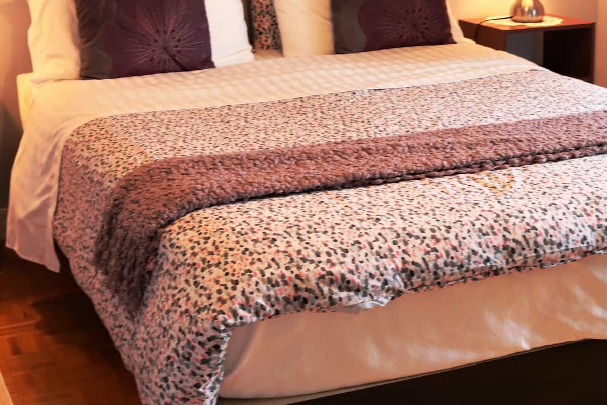 Comfort Room, Shared Bathroom (Jacinthe) | Individually furnished, free WiFi, bed sheets