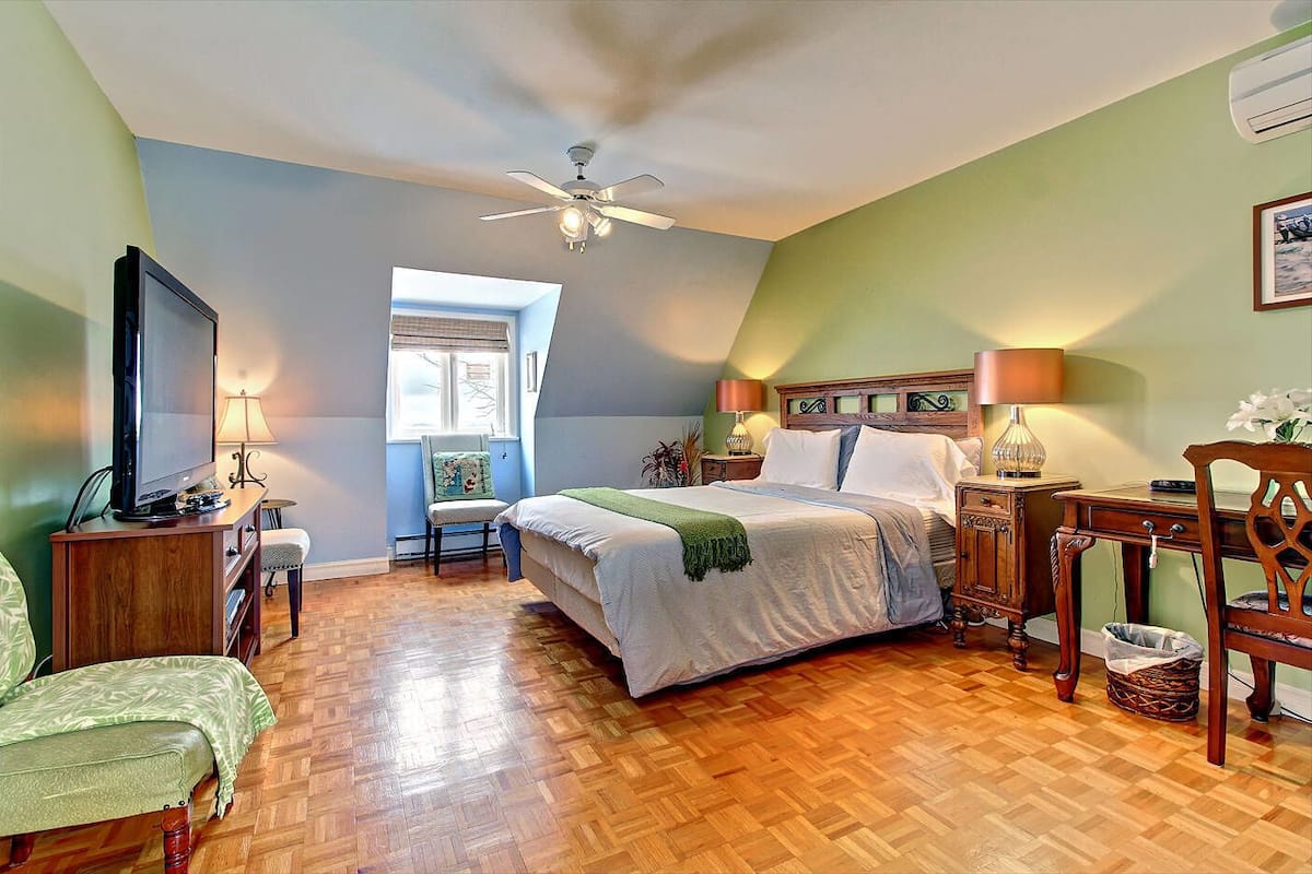 Deluxe Room, 1 Queen Bed, Private Bathroom, River View (Calla) | Individually furnished, free WiFi, bed sheets