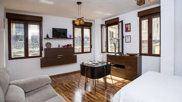 Studio (C/ San Jeronimo 2) | Premium bedding, down duvets, Select Comfort beds