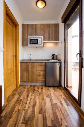 Estudio (C/ San Jeronimo 2) | Cocina privada | Refrigerador con congelador, microondas y parrilla de estufa 