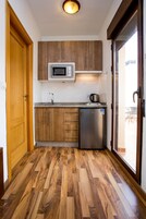 Coffee/tea maker, full-sized fridge, microwave, stovetop
