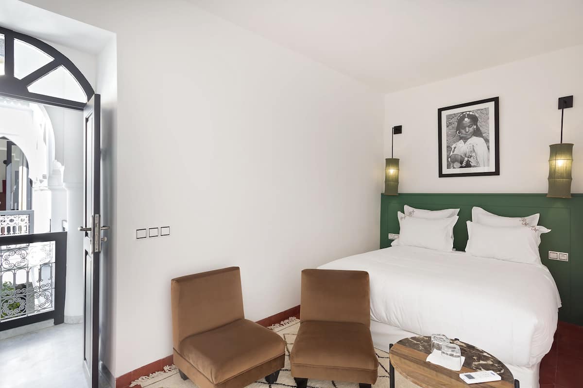 Habitación superior con 1 cama doble o 2 individuales, baño privado (Iris ) | Caja fuerte, cortinas opacas, tabla de planchar con plancha