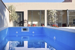 Piscine extérieure, parasols de plage