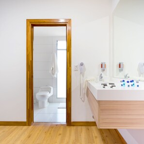 Shower, free toiletries, hair dryer, towels - Hotel LP Equipetrol (Santa Cruz)