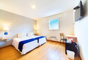 Standard Room, 2 Twin Beds | Minibar, in-room safe, desk, blackout drapes - Hotel LP Equipetrol (Santa Cruz)