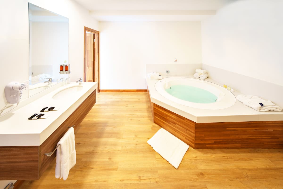 suite | jetted bathtub