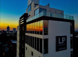Front of property - evening/night - Hotel LP Equipetrol (Santa Cruz)
