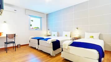 Habitació triple, 3 llits individuals | Minibar, caixa forta a l'habitació, escriptori i cortines opaques