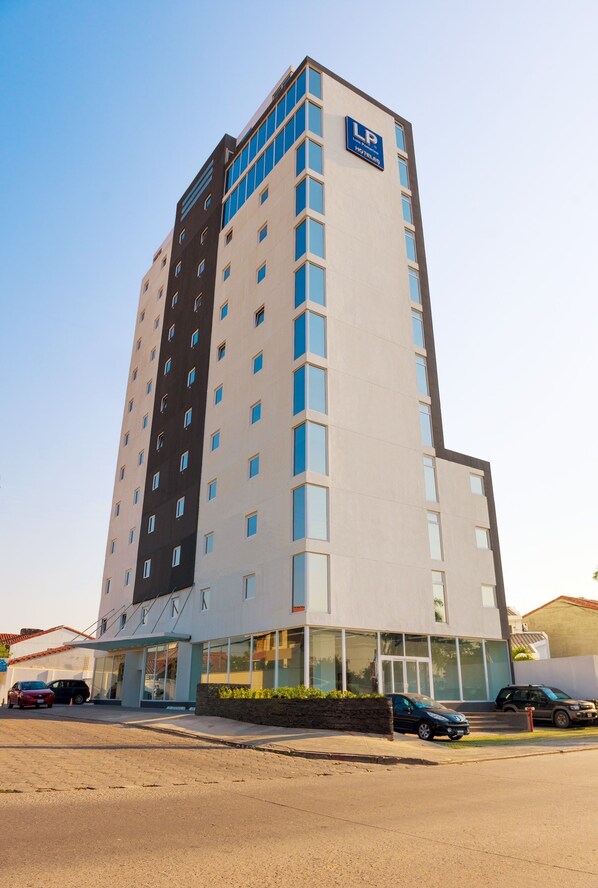 A tall hotel with a prominent 'LP' sign, featuring a modern design with large windows and a flat facade. - Hotel LP Equipetrol (Santa Cruz)