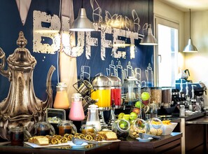 A buffet setup with various food items and beverages. - Hotel LP Equipetrol (Santa Cruz)