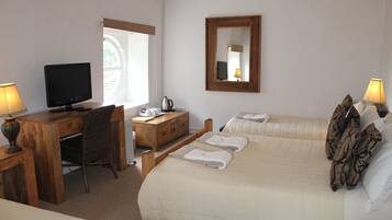 Family Quadruple Room | Desk, iron/ironing board, travel cot, rollaway beds