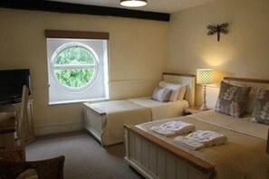Family Triple Room | Desk, iron/ironing board, travel crib, rollaway beds