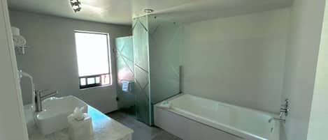 Junior Suite, 1 King Bed | Bathroom | Shower, free toiletries, hair dryer, towels