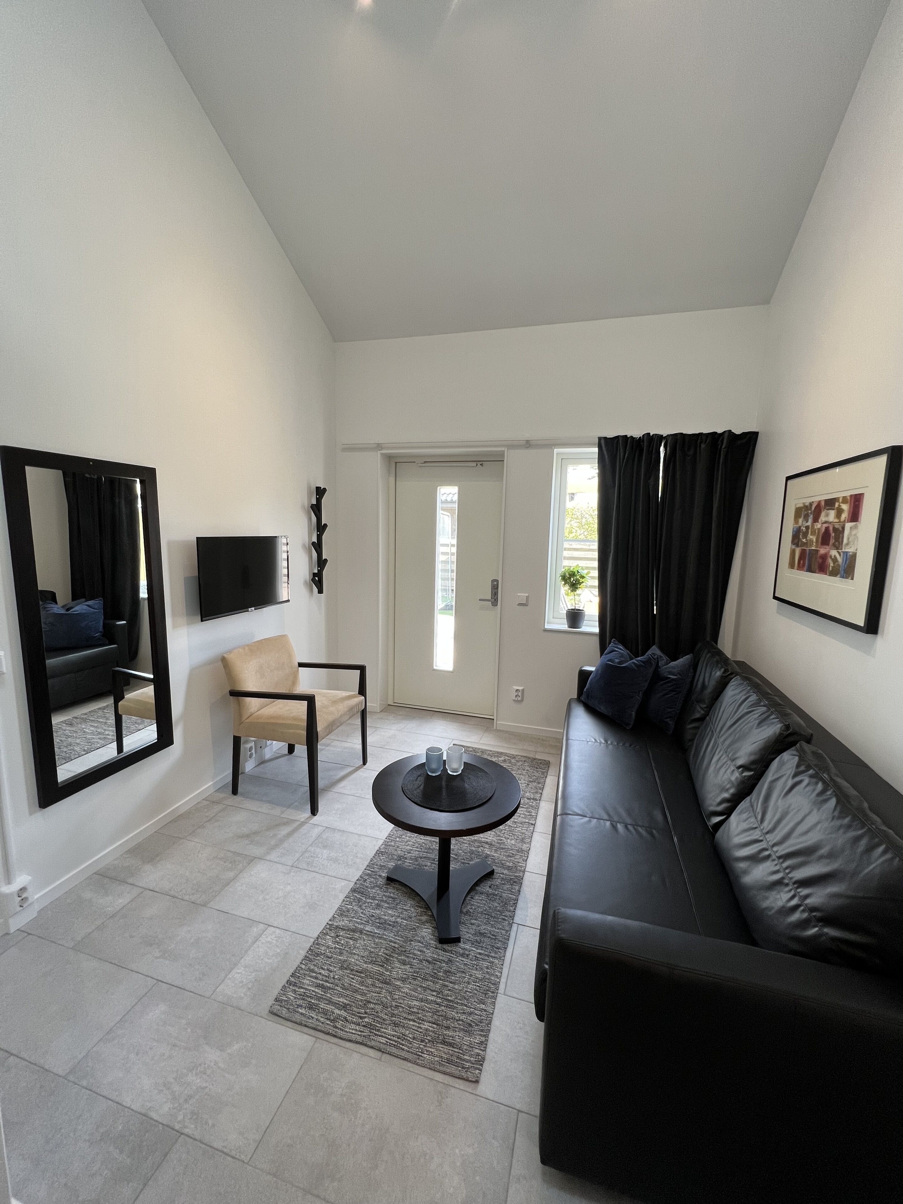 Lägenhet Superior | Vardagsrum | 40-tums platt-tv med kabelkanaler, smart-tv och golvvärme