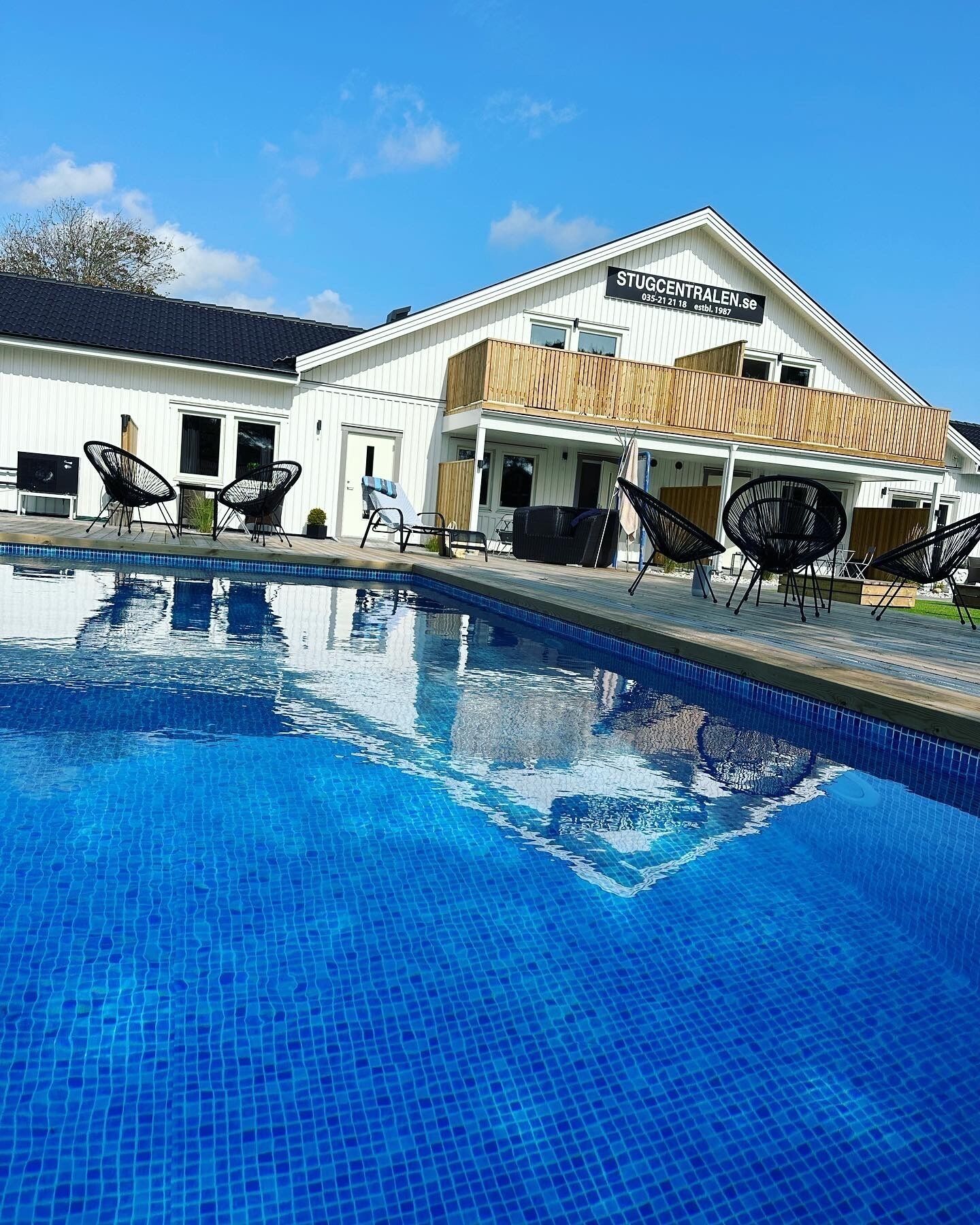 Una piscina al aire libre de temporada