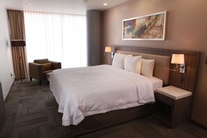 Room, 1 King Bed, Non Smoking | In-room safe, blackout drapes, free cribs/infant beds, free WiFi - Hampton Inn & Suites by Hilton Aguascalientes Airport (Aguascalientes)