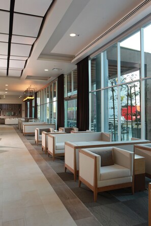 Lobby sitting area - Hampton Inn & Suites by Hilton Aguascalientes Airport (Aguascalientes)