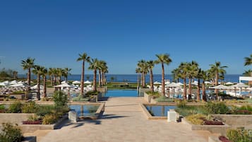 2 utendørsbassenger, bassengparasoller og solsenger