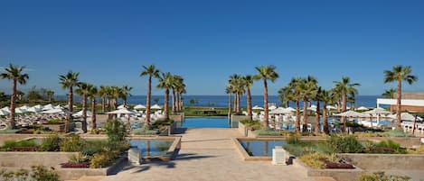 2 albercas al aire libre, sombrillas en la alberca y camastros