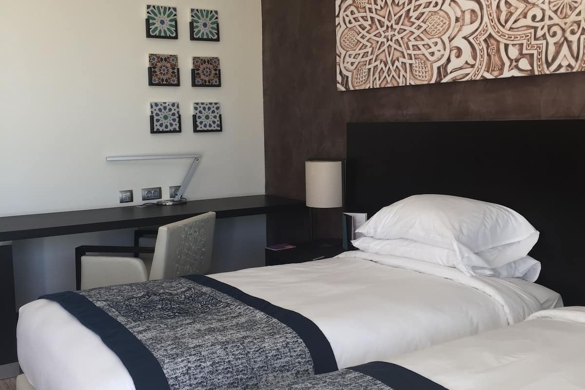 標準客房 (2 Twin Beds and 1 Sofa Bed) | 迷你吧、客房內保險箱、書桌、熨斗/熨衣板