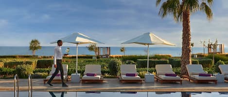 2 piscines extérieures, parasols de plage, chaises longues