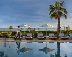 2 piscinas al aire libre, sombrillas, sillones reclinables de piscina