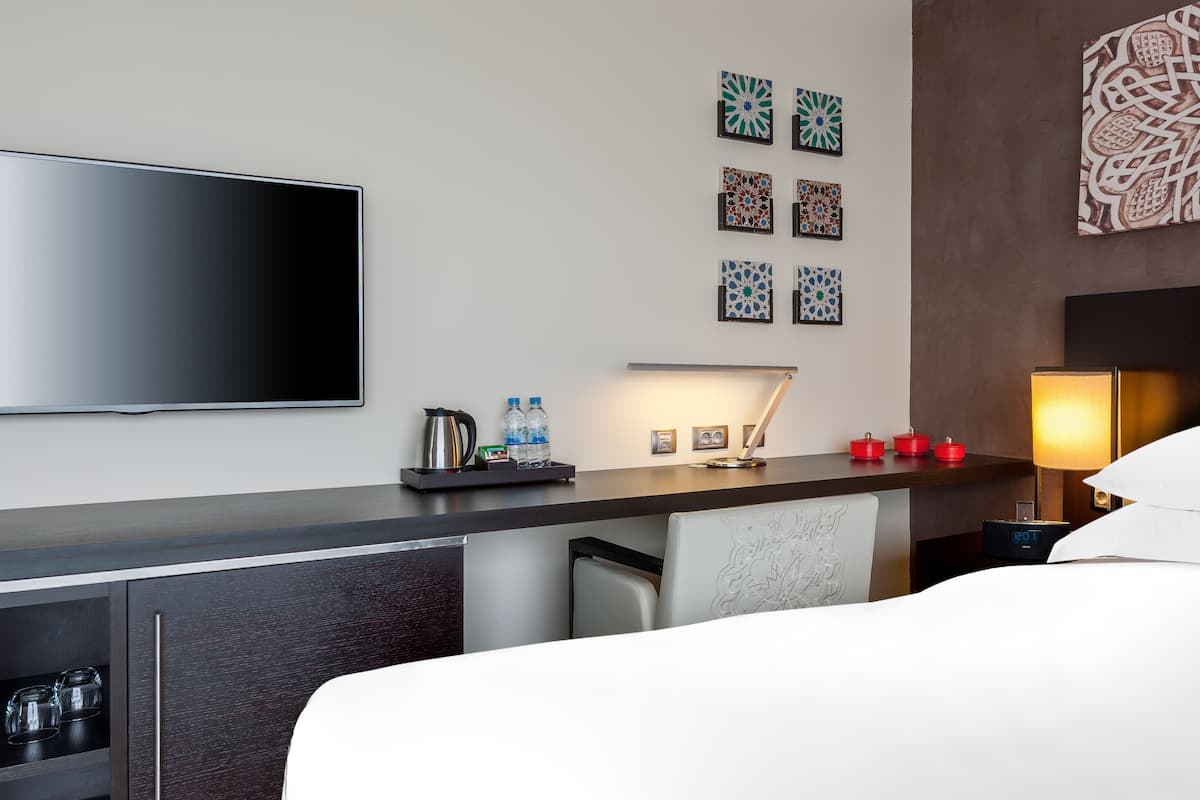 Minibar, in-room safe, desk, iron/ironing board