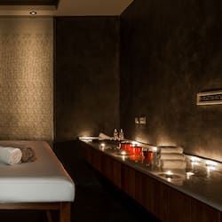 Salas de tratamiento para parejas, sauna y tina de hidromasaje