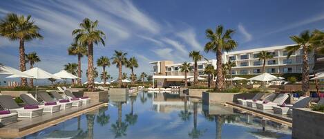 2 座室外游泳池,提供泳池遮陽傘和日光浴躺椅