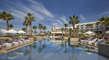 2 piscinas al aire libre, sombrillas, sillones reclinables de piscina