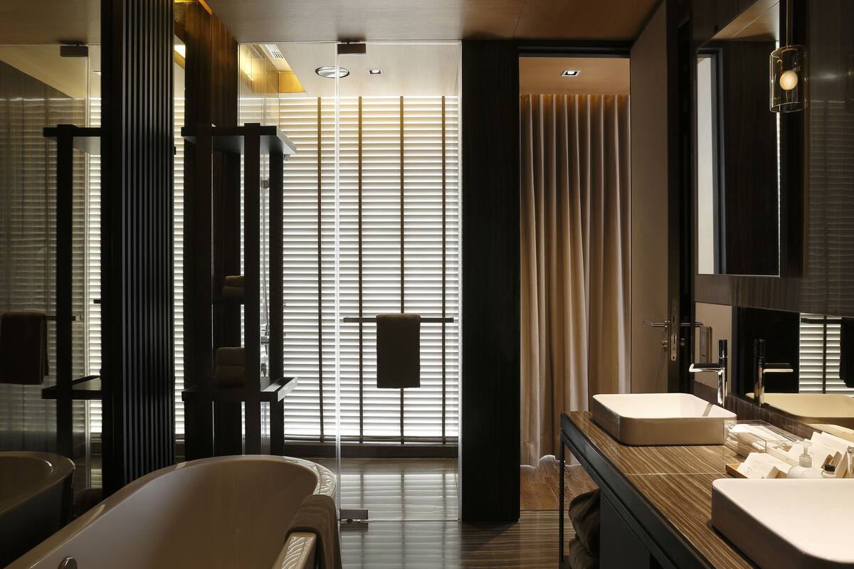 panoramic suite, hi-tea & club lounge access, 15% dis on laundry, floor butler on request | bathroom amenities | free toiletries, hair dryer, bathrobes, slippers