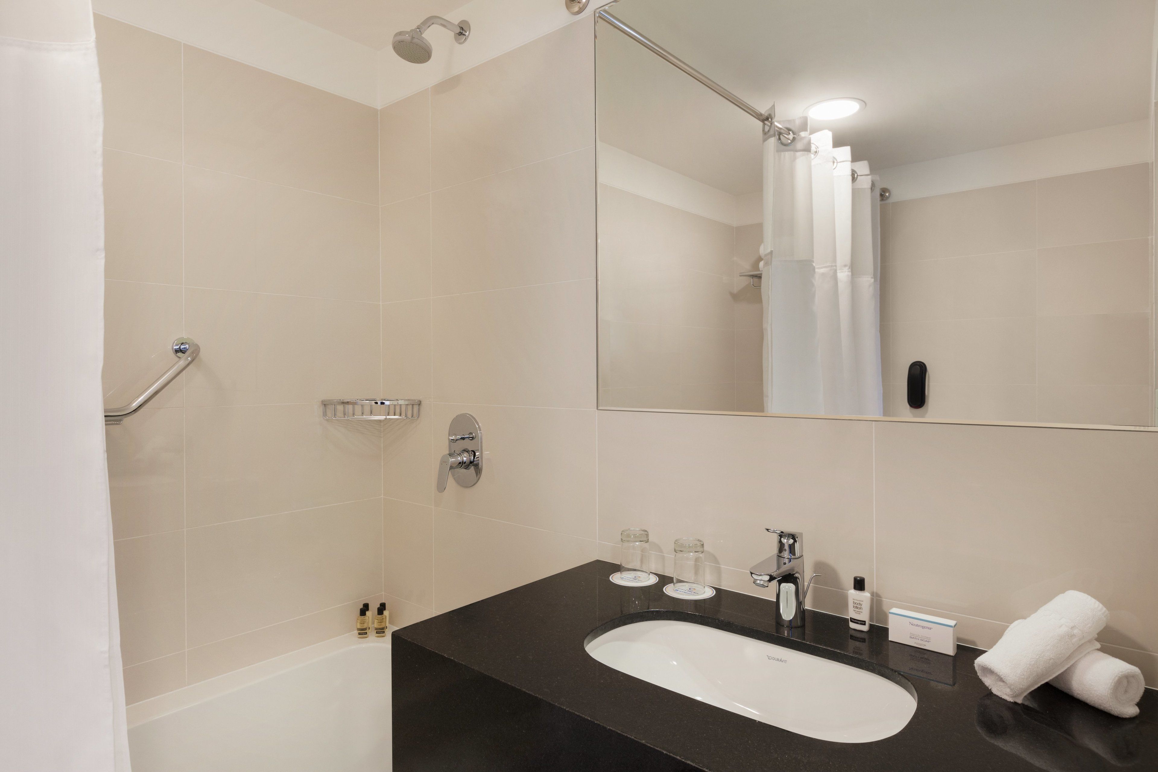 Un baño moderno con bañera, lavabo y ducha.