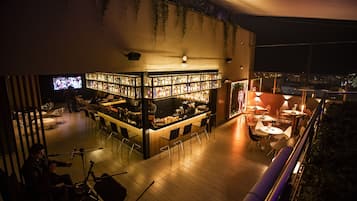 Bar junto a la piscina