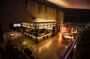 Poolside bar - Wyndham Costa Del Sol Lima City (Lima)
