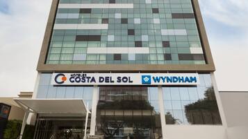 Un moderno edificio de hotel con fachada de vidrio, llamado 'Costa del Sol Wyndham'.