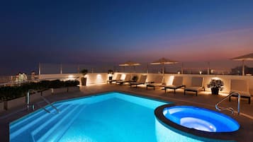 室外游泳池,提供日光浴躺椅