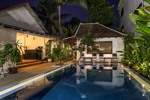 Outdoor pool, pool umbrellas, pool loungers - Reasey Boutique Villa (Siem Reap)