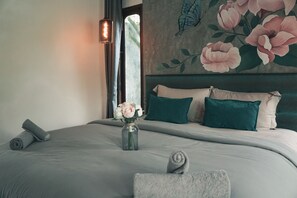 客房内保险箱、特色装修、特色家居、办公桌